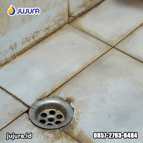 Cara membersihkan kerak kamar mandi